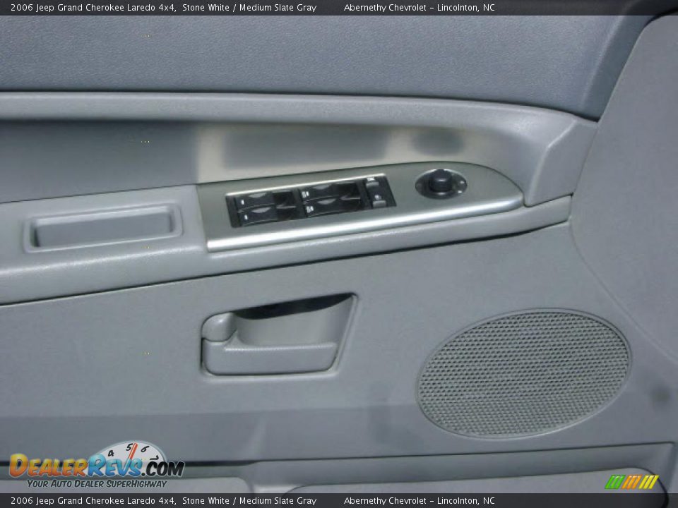 2006 Jeep Grand Cherokee Laredo 4x4 Stone White / Medium Slate Gray Photo #8