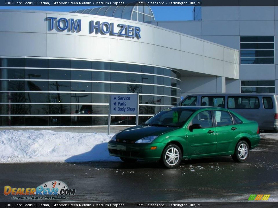 2002 Ford Focus SE Sedan Grabber Green Metallic / Medium Graphite Photo #1