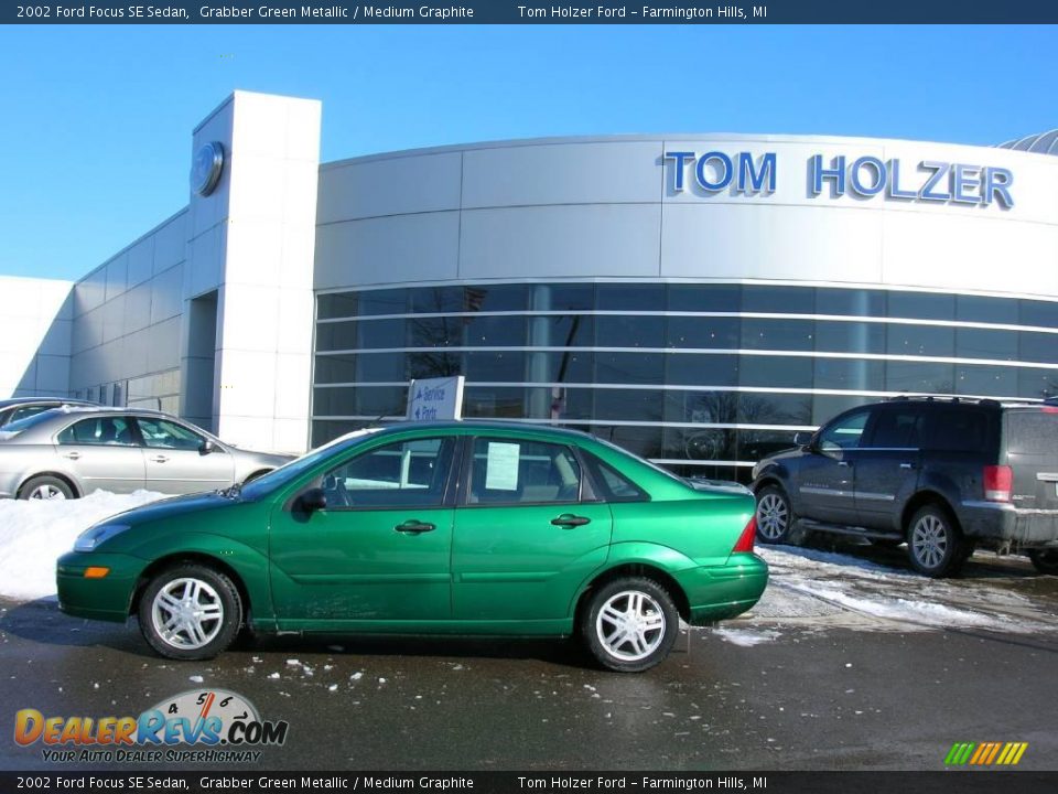 2002 Ford Focus SE Sedan Grabber Green Metallic / Medium Graphite Photo #2