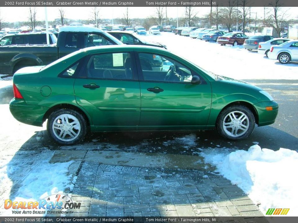 2002 Ford Focus SE Sedan Grabber Green Metallic / Medium Graphite Photo #6