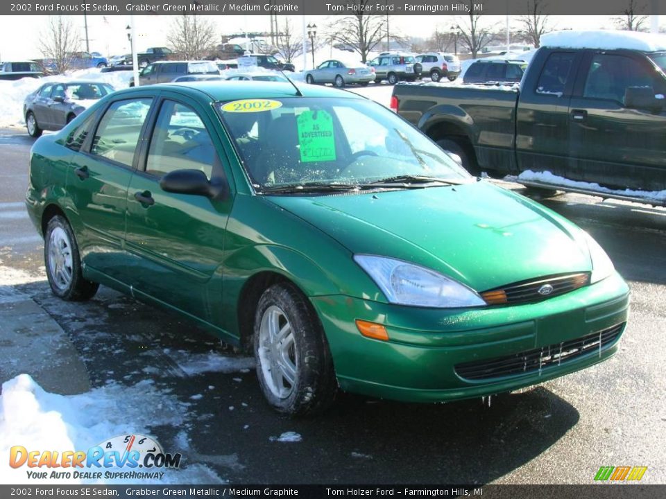 2002 Ford Focus SE Sedan Grabber Green Metallic / Medium Graphite Photo #7