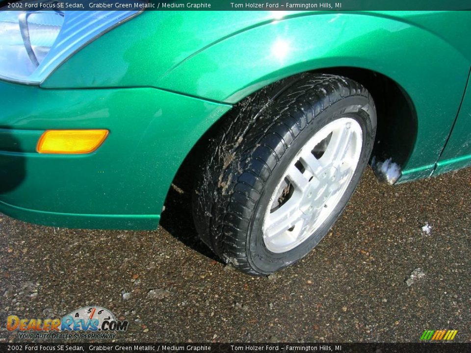 2002 Ford Focus SE Sedan Grabber Green Metallic / Medium Graphite Photo #13