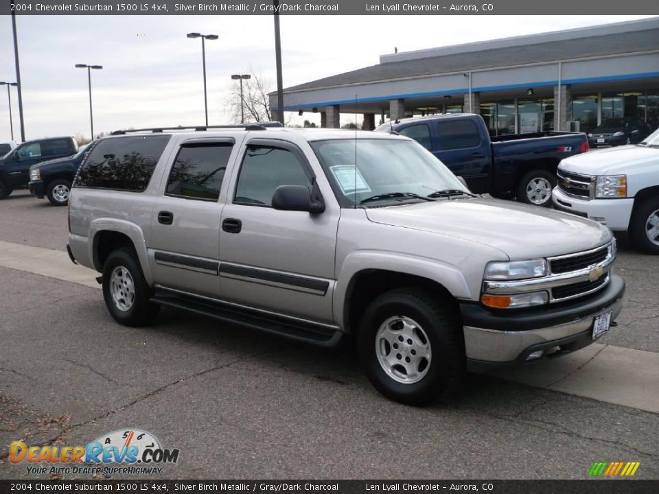 2004 Chevrolet Suburban 1500 LS 4x4 Silver Birch Metallic / Gray/Dark Charcoal Photo #3