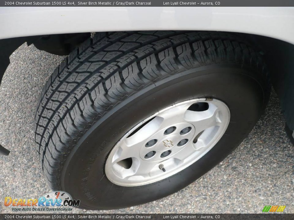 2004 Chevrolet Suburban 1500 LS 4x4 Silver Birch Metallic / Gray/Dark Charcoal Photo #25