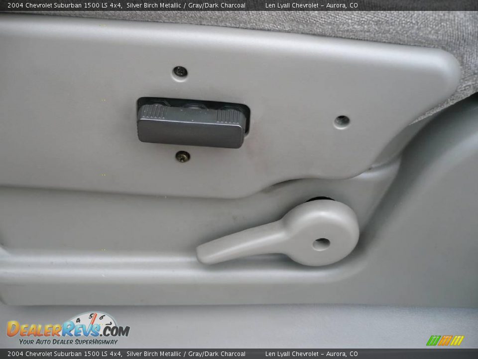 2004 Chevrolet Suburban 1500 LS 4x4 Silver Birch Metallic / Gray/Dark Charcoal Photo #26