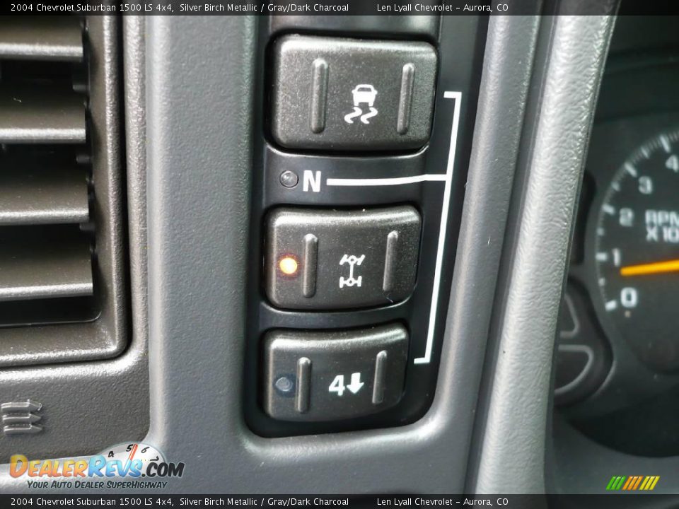 2004 Chevrolet Suburban 1500 LS 4x4 Silver Birch Metallic / Gray/Dark Charcoal Photo #27