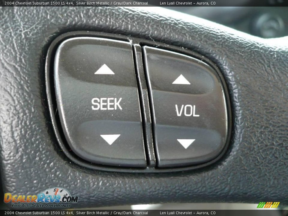 2004 Chevrolet Suburban 1500 LS 4x4 Silver Birch Metallic / Gray/Dark Charcoal Photo #30