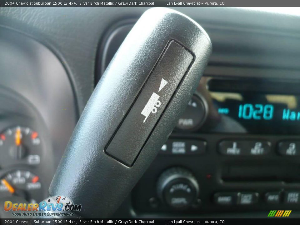 2004 Chevrolet Suburban 1500 LS 4x4 Silver Birch Metallic / Gray/Dark Charcoal Photo #33