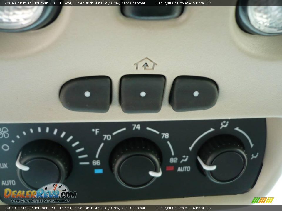 2004 Chevrolet Suburban 1500 LS 4x4 Silver Birch Metallic / Gray/Dark Charcoal Photo #36