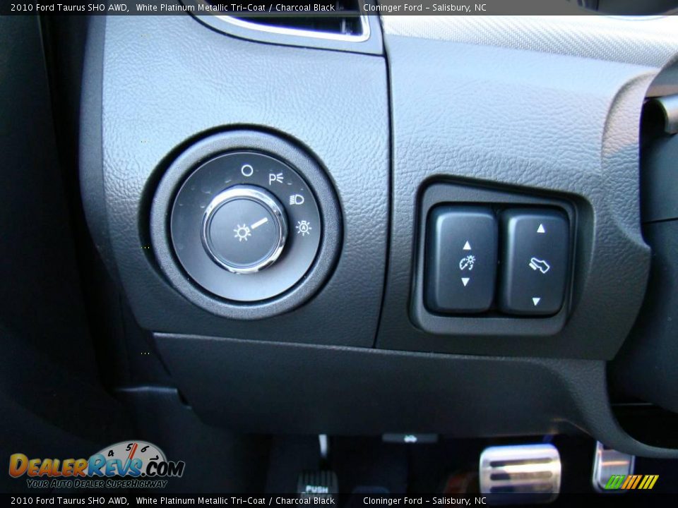 2010 Ford Taurus SHO AWD White Platinum Metallic Tri-Coat / Charcoal Black Photo #32