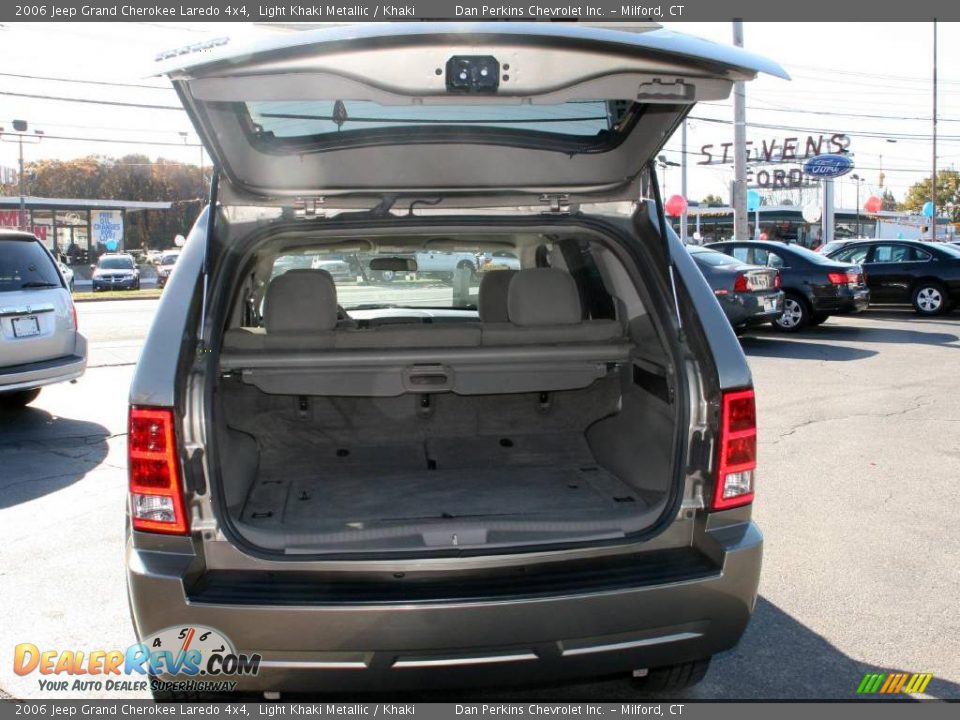 2006 Jeep Grand Cherokee Laredo 4x4 Light Khaki Metallic / Khaki Photo #6