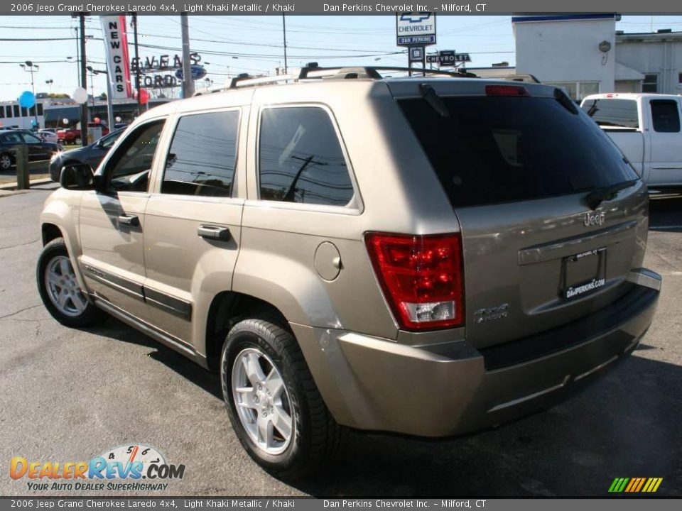 2006 Jeep Grand Cherokee Laredo 4x4 Light Khaki Metallic / Khaki Photo #8