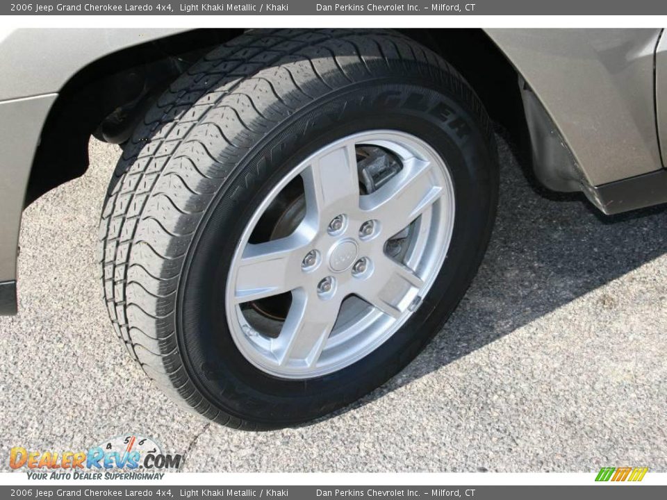 2006 Jeep Grand Cherokee Laredo 4x4 Light Khaki Metallic / Khaki Photo #9