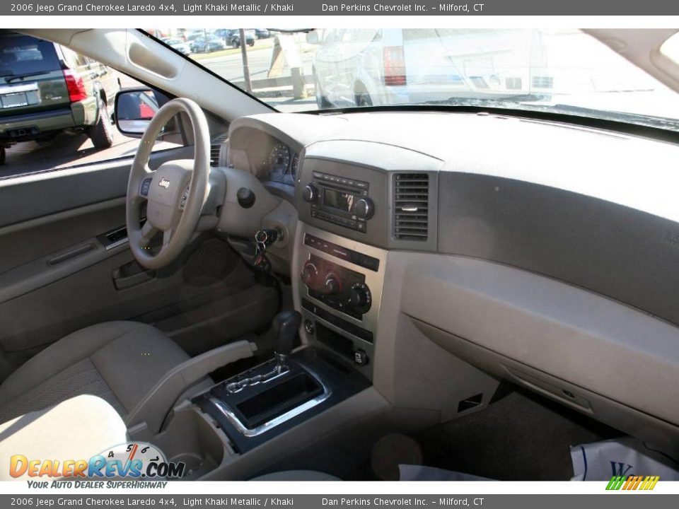 2006 Jeep Grand Cherokee Laredo 4x4 Light Khaki Metallic / Khaki Photo #10