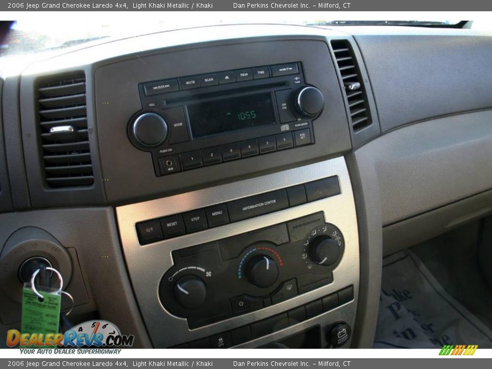 2006 Jeep Grand Cherokee Laredo 4x4 Light Khaki Metallic / Khaki Photo #11
