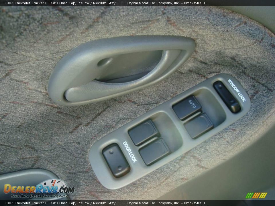 2002 Chevrolet Tracker LT 4WD Hard Top Yellow / Medium Gray Photo #17