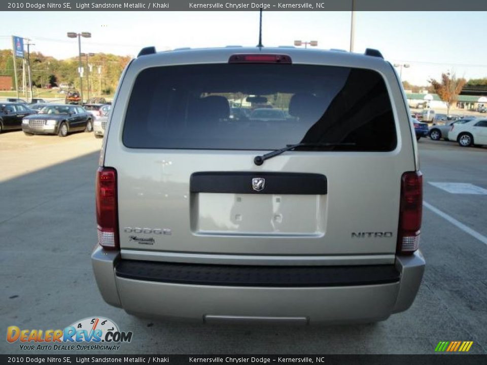 2010 Dodge Nitro SE Light Sandstone Metallic / Khaki Photo #4