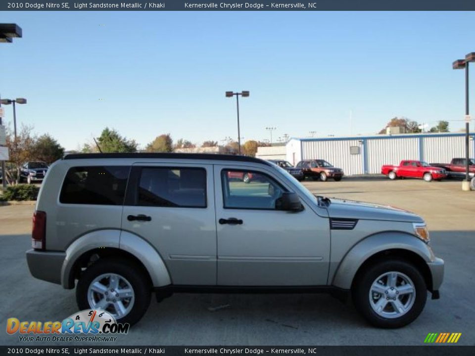 2010 Dodge Nitro SE Light Sandstone Metallic / Khaki Photo #6