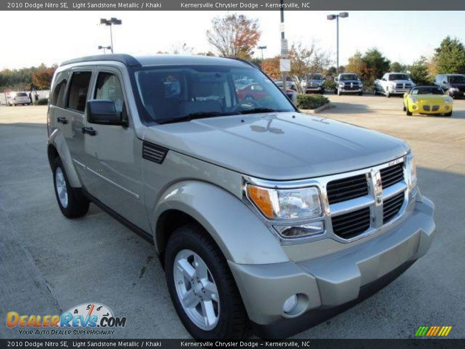 2010 Dodge Nitro SE Light Sandstone Metallic / Khaki Photo #7