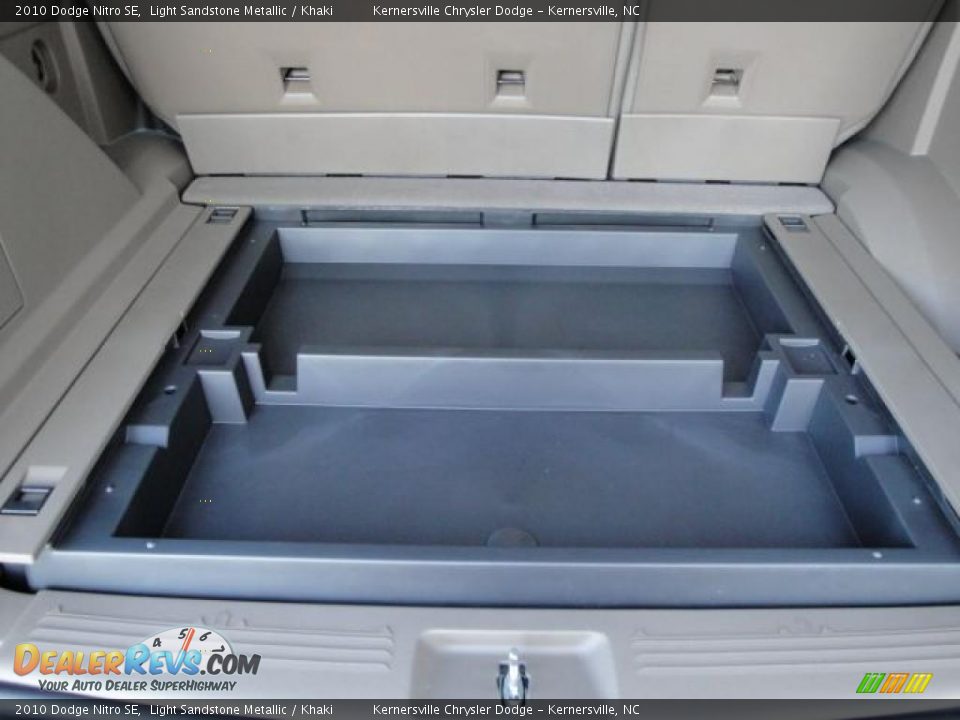 2010 Dodge Nitro SE Light Sandstone Metallic / Khaki Photo #13