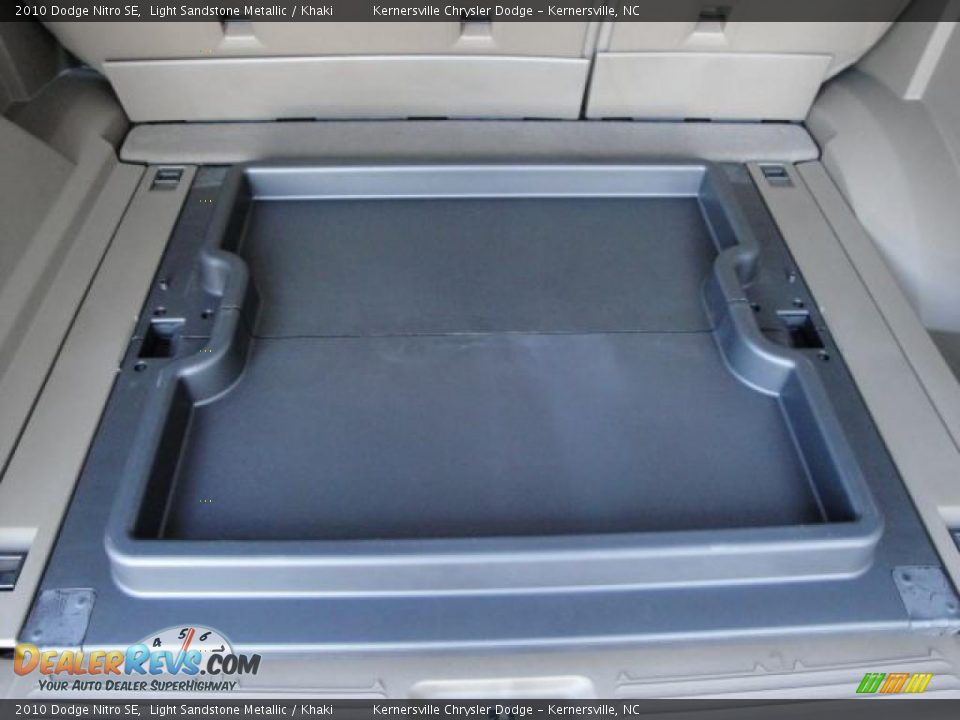 2010 Dodge Nitro SE Light Sandstone Metallic / Khaki Photo #14