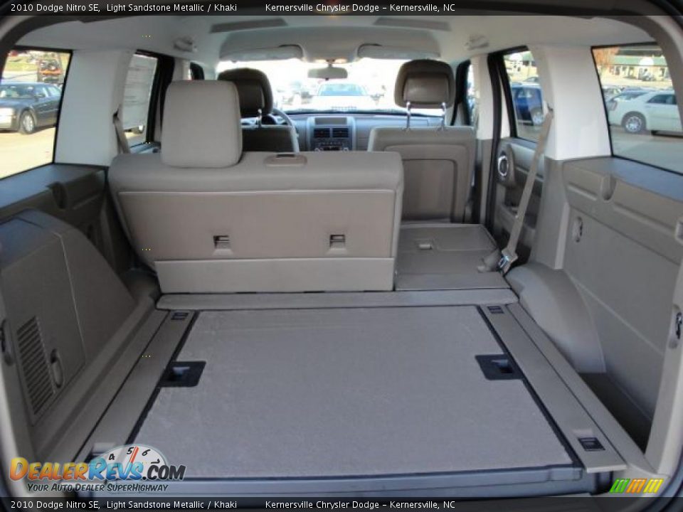 2010 Dodge Nitro SE Light Sandstone Metallic / Khaki Photo #15