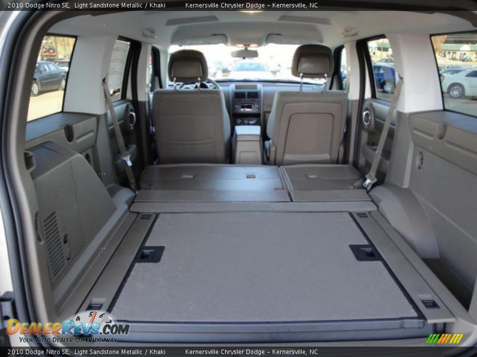 2010 Dodge Nitro SE Light Sandstone Metallic / Khaki Photo #16