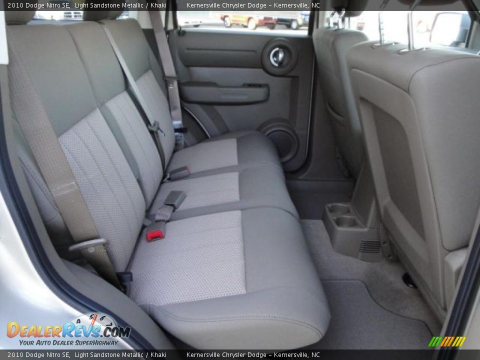 2010 Dodge Nitro SE Light Sandstone Metallic / Khaki Photo #17