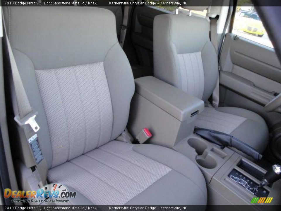 2010 Dodge Nitro SE Light Sandstone Metallic / Khaki Photo #18