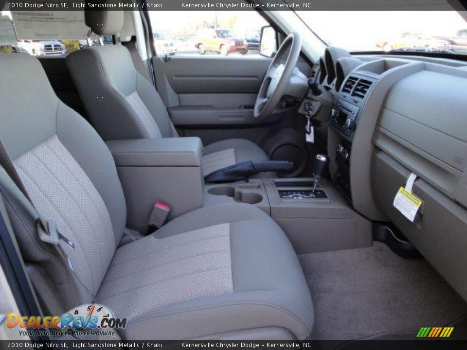 2010 Dodge Nitro SE Light Sandstone Metallic / Khaki Photo #19