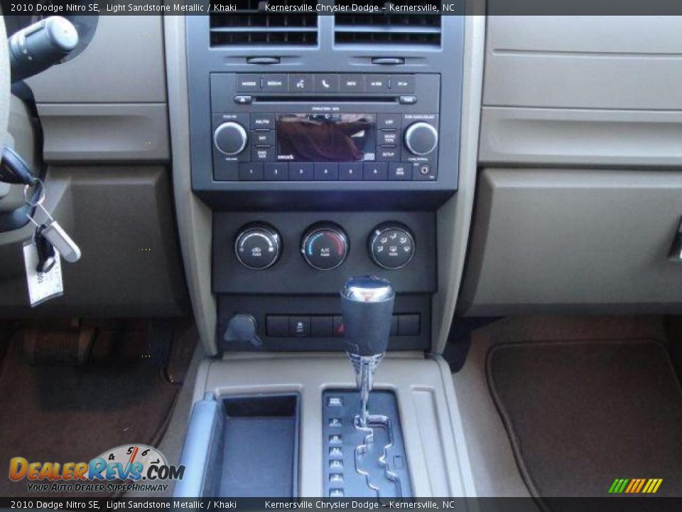 2010 Dodge Nitro SE Light Sandstone Metallic / Khaki Photo #21