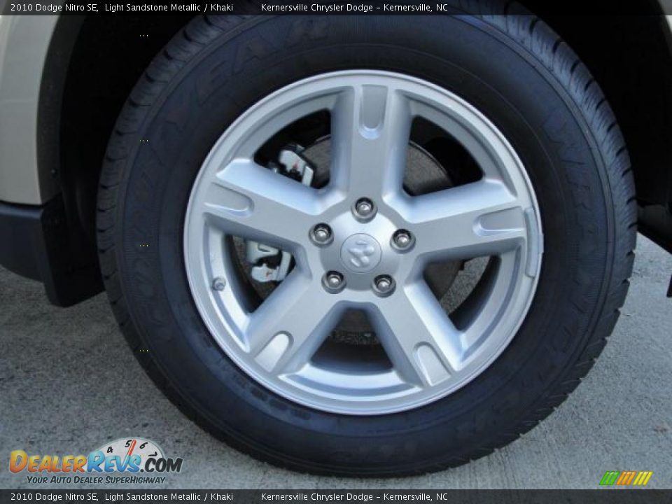 2010 Dodge Nitro SE Light Sandstone Metallic / Khaki Photo #23