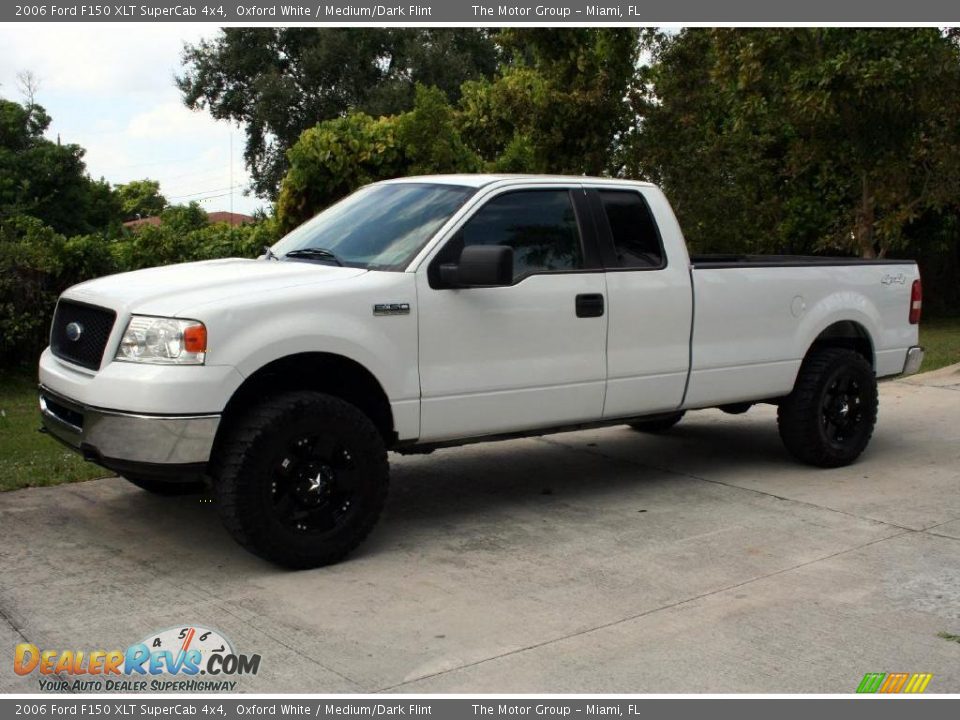 2006 Ford F150 XLT SuperCab 4x4 Oxford White / Medium/Dark Flint Photo #2