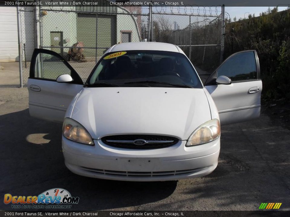 2001 Ford Taurus SE Vibrant White / Dark Charcoal Photo #1