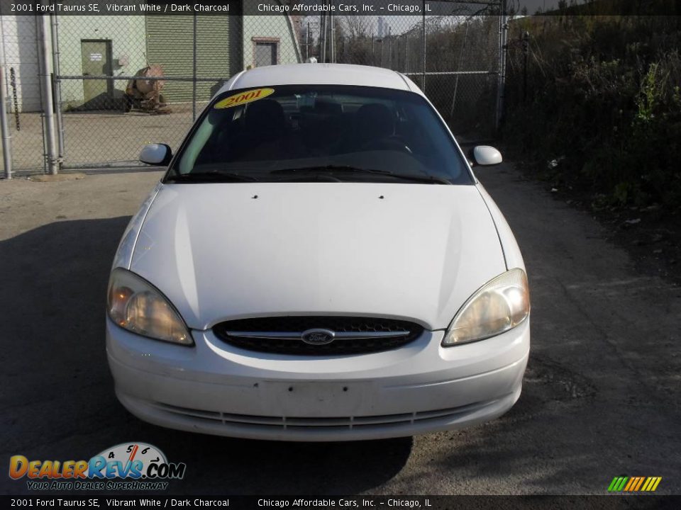 2001 Ford Taurus SE Vibrant White / Dark Charcoal Photo #2