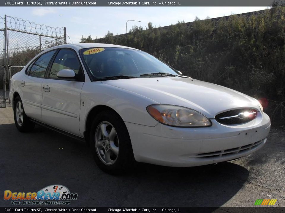 2001 Ford Taurus SE Vibrant White / Dark Charcoal Photo #4