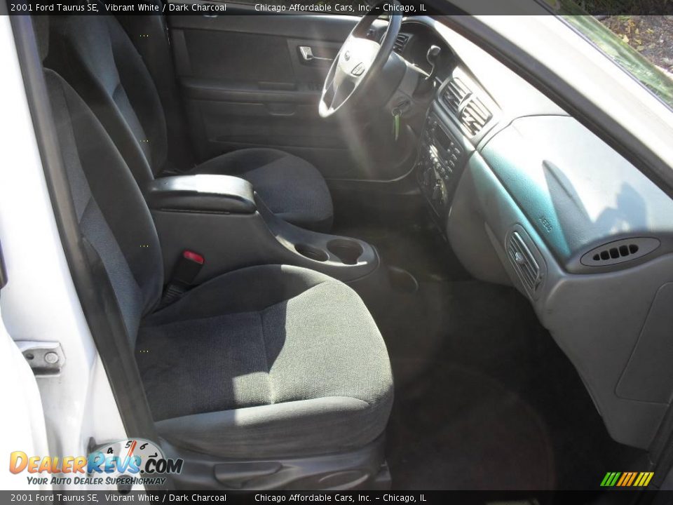 2001 Ford Taurus SE Vibrant White / Dark Charcoal Photo #14