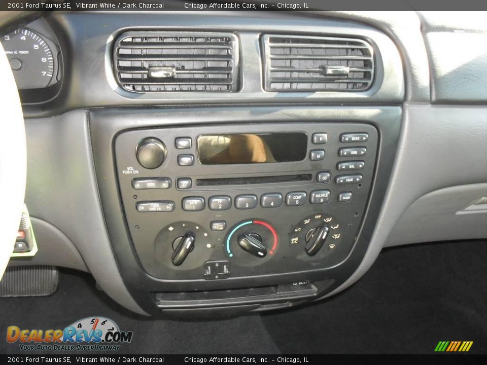 2001 Ford Taurus SE Vibrant White / Dark Charcoal Photo #16