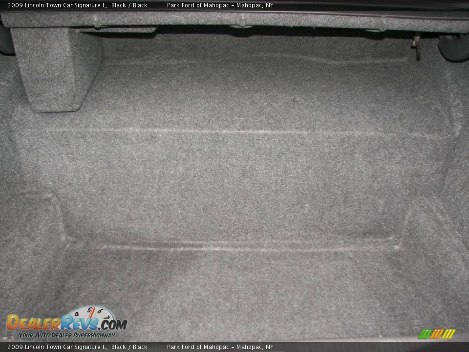 2009 Lincoln Town Car Signature L Black / Black Photo #7