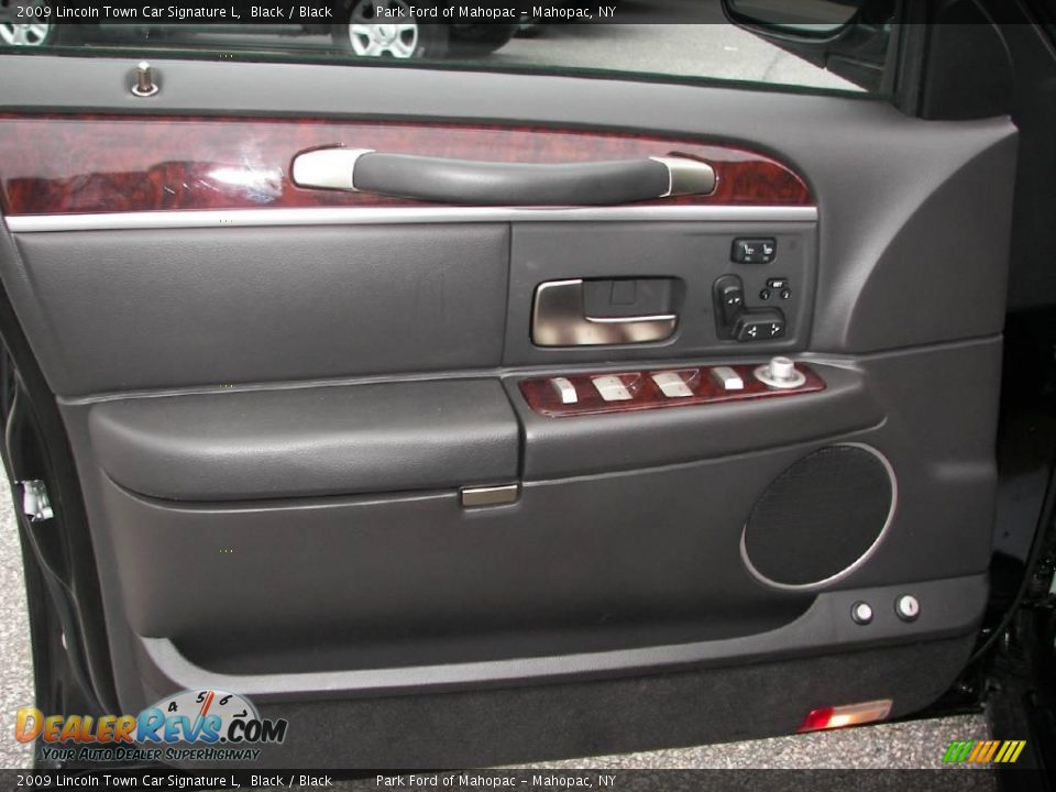 2009 Lincoln Town Car Signature L Black / Black Photo #10