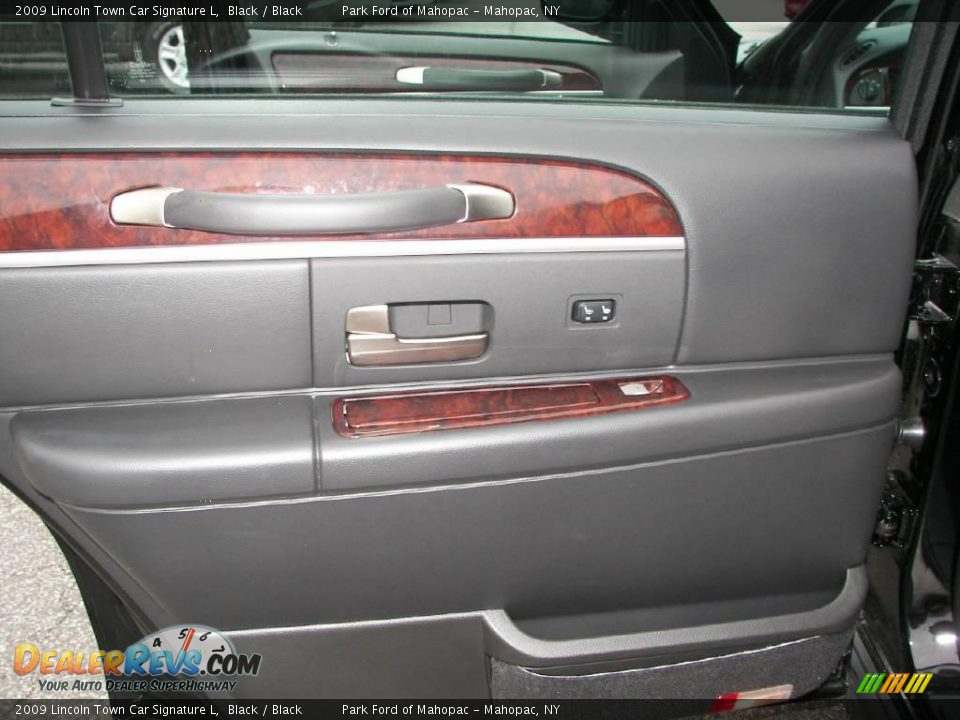 2009 Lincoln Town Car Signature L Black / Black Photo #14