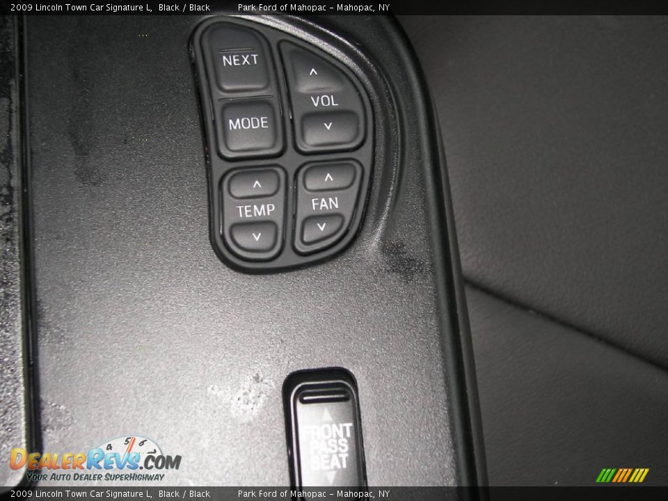 2009 Lincoln Town Car Signature L Black / Black Photo #15