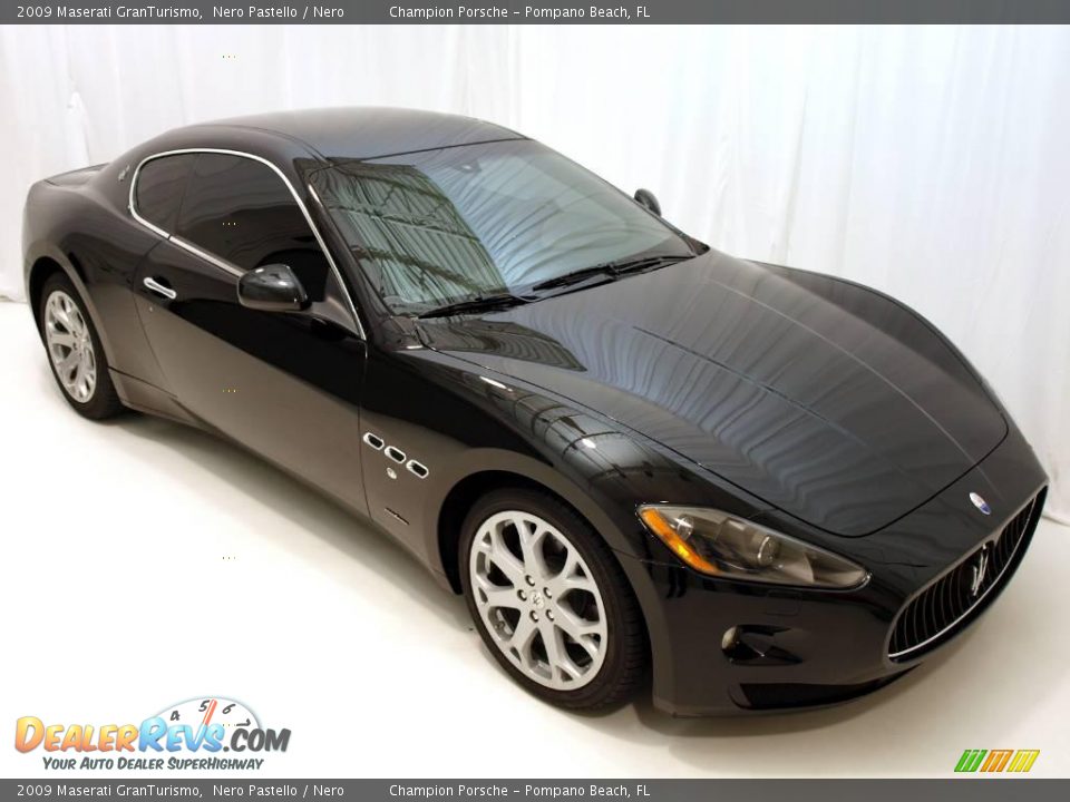 Front 3/4 View of 2009 Maserati GranTurismo  Photo #20