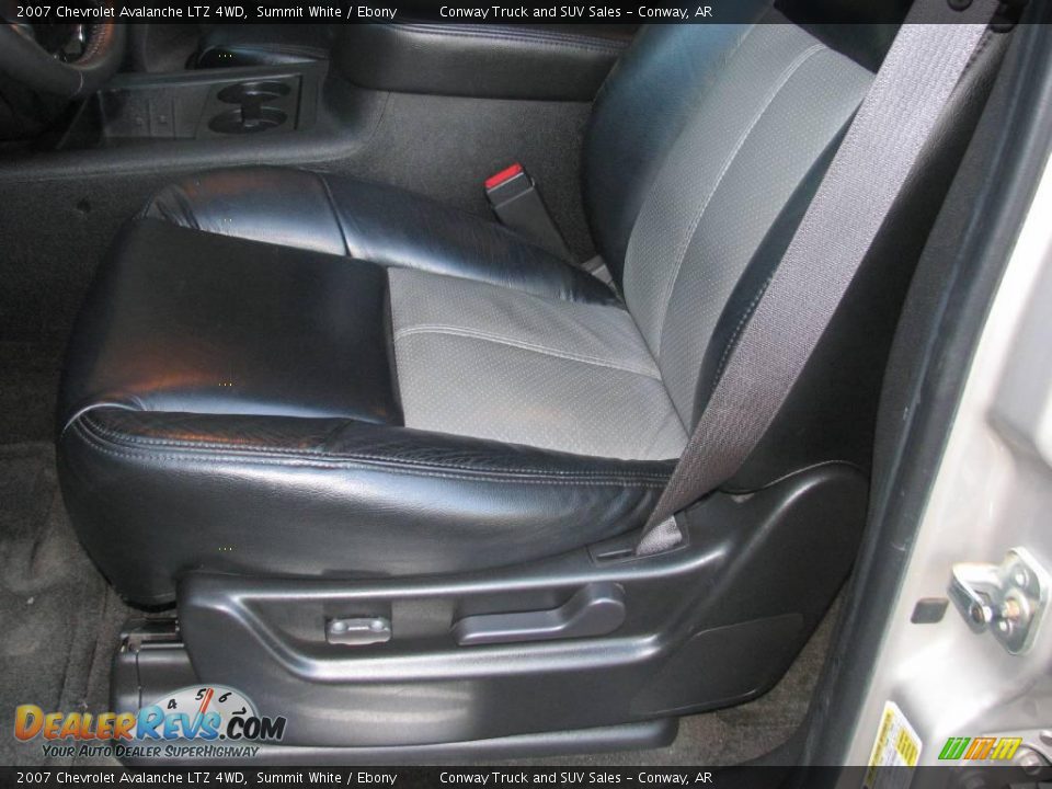 2007 Chevrolet Avalanche LTZ 4WD Summit White / Ebony Photo #10