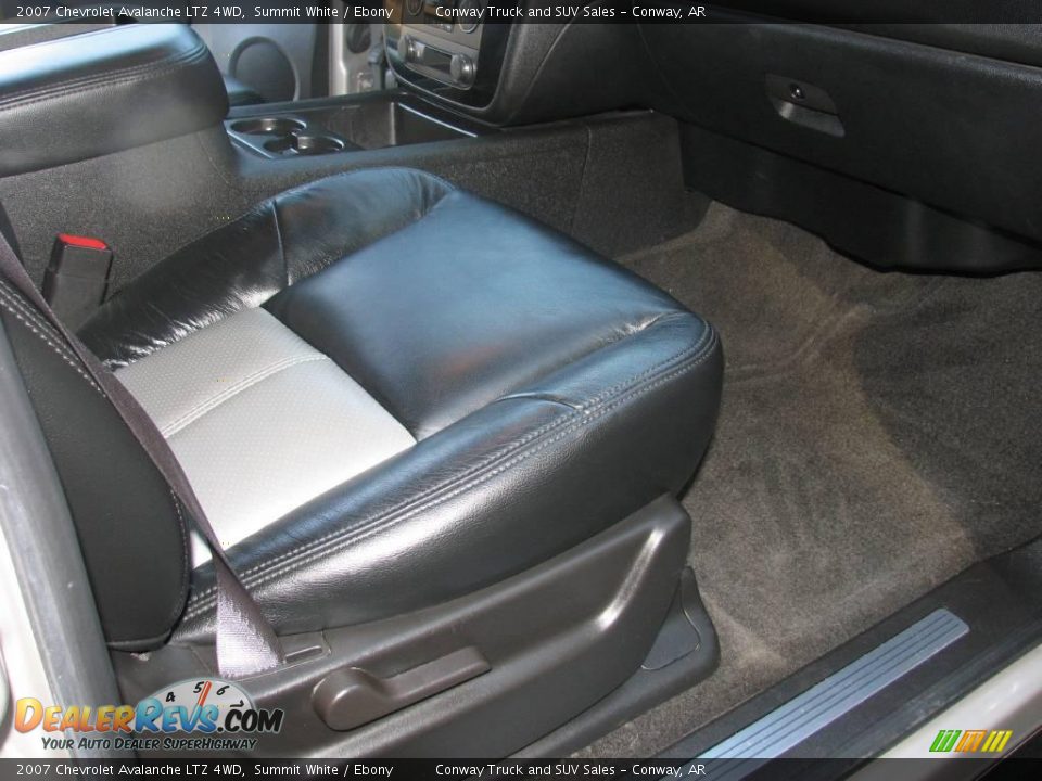 2007 Chevrolet Avalanche LTZ 4WD Summit White / Ebony Photo #12