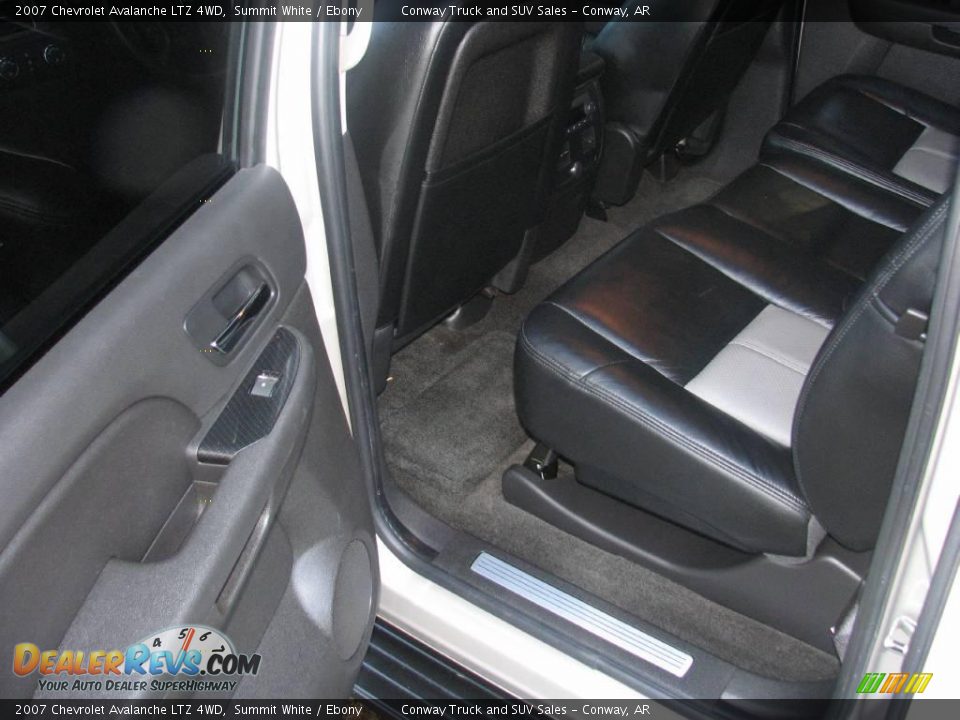 2007 Chevrolet Avalanche LTZ 4WD Summit White / Ebony Photo #13