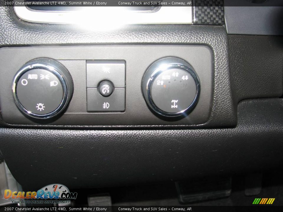 2007 Chevrolet Avalanche LTZ 4WD Summit White / Ebony Photo #16