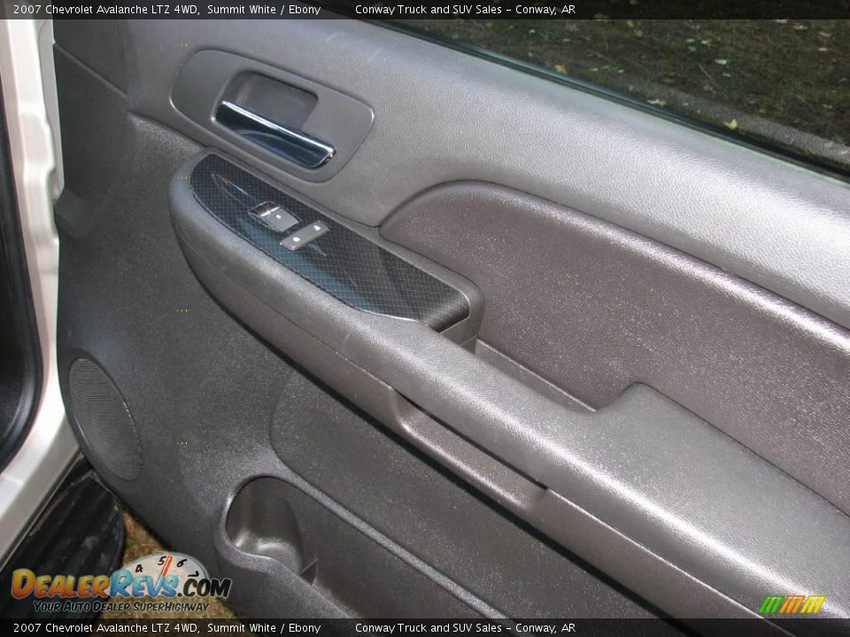 2007 Chevrolet Avalanche LTZ 4WD Summit White / Ebony Photo #17