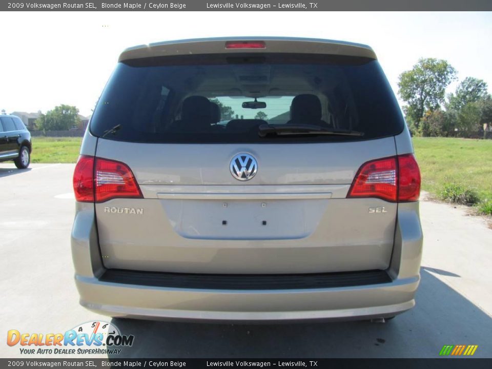 2009 Volkswagen Routan SEL Blonde Maple / Ceylon Beige Photo #2