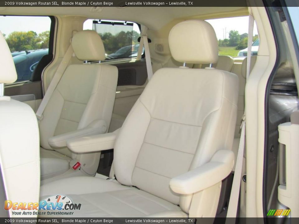 2009 Volkswagen Routan SEL Blonde Maple / Ceylon Beige Photo #4